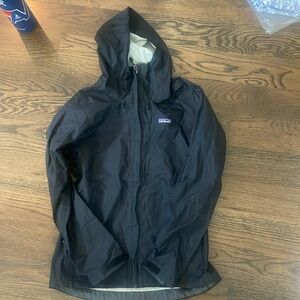 Black Women’s Patagonia torrentshell rain jacket